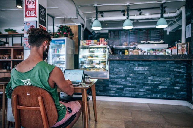 Rekomendasi Coffee Shop dengan Ruang Meeting di Bandung, Foto Pixabay/igorovsyannykov