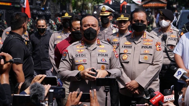 Kadiv Humas Polri Dedi Prasetyo saat menyampaikan agenda rekonstruksi di rumah pribadi Ferdy Sambo di Saguling III, Duren Tiga, Jakarta Selatan, Selasa (30/8/2022). Foto: Jamal Ramadhan/kumparan