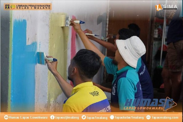 Proses Pelatihan Pembuatan Cat dan Pupuk Organik di Lapas Kelas I Malang. Foto : Rudy/humaslapasmalang.