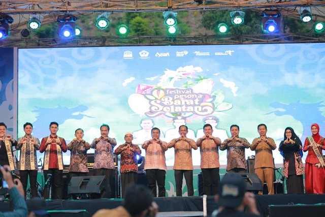 Para pejabat saat pembukaan Festival Barat Selatan 2022 di Aceh Selatan.