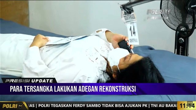 Putri Candrawathi saat mengikuti rekonstruksi di rumah pribadi Irjen Ferdy Sambo di Jalan Saguling, Duren Tiga, Jakarta Selatan (30/8/2022). Foto: Youtube/Polri TV