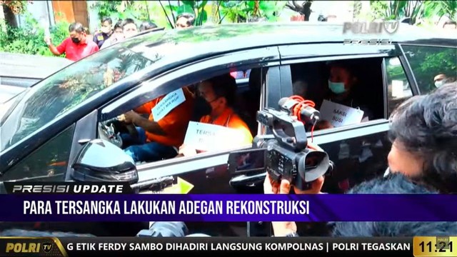 Rekonstruksi adegan di mobil, di rumah pribadi Irjen Ferdy Sambo di Jalan Saguling, Duren Tiga, Jakarta Selatan (30/8/2022). Foto: Youtube/Polri TV