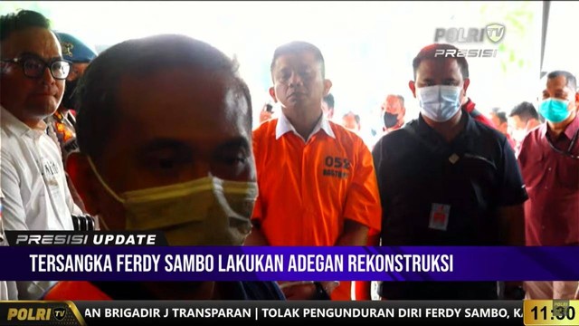 Irjen Ferdy Sambo saat jalani rekonstruksi di Jalan Saguling, Duren Tiga, Jakarta Selatan (30/8/2022).
 Foto: Youtube/Polri TV