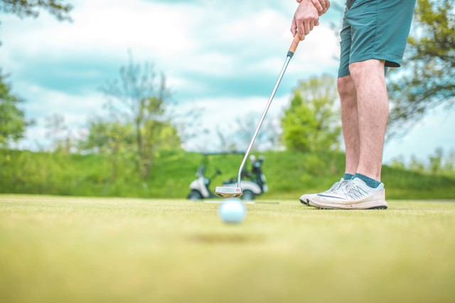 Hotel Dekat Lapangan Golf di Bandung: Foto Hanya Ilustrasi, Unsplash/Courtney Cook