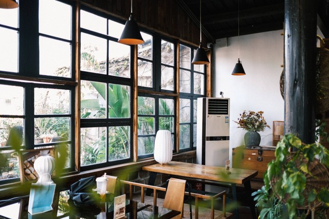 Coffee Shop dengan Ruang Meeting di Jakarta. Foto hanya ilustrasi dan bukan tempat aslinya. Sumber: Unsplash/Gritt Zheng