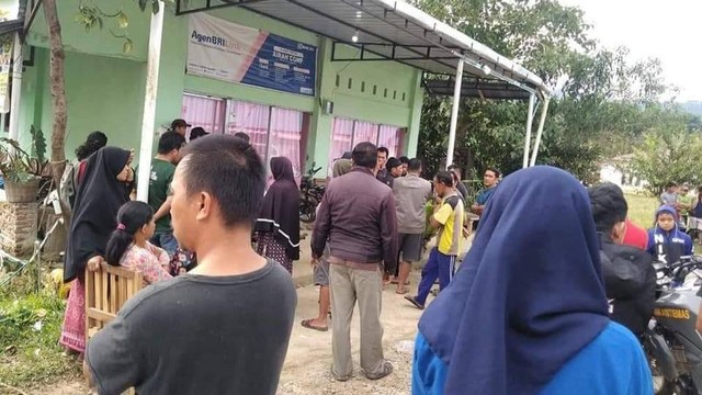 Warga saat mendatangi lokasi kejadian dugaan pembunuhan di Mamasa. Foto: Dok. Istimewa-MDB