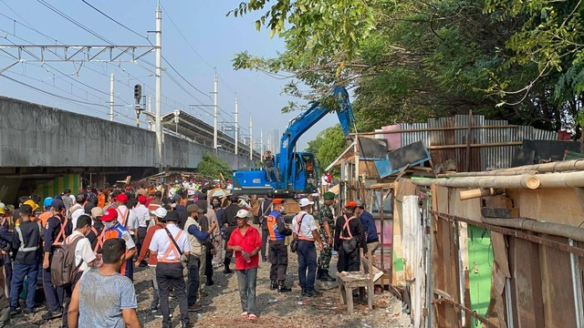 Sejumlah petugas gabungan membongkar bangunan lokalisasi liar Gunung Antang di Matraman, Jakarta Timur, Selasa (30/8/2022).  Foto: KAI