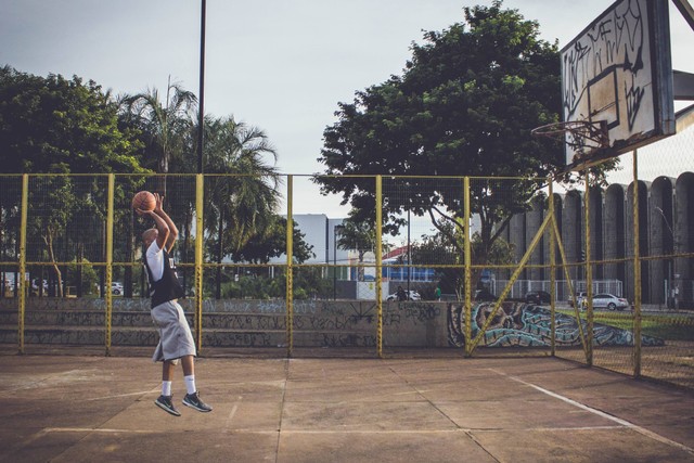 Ilustrasi variasi dan kombinasi permainan bola basket. Foto: Unsplash