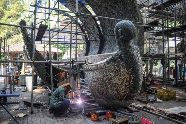Pekerja menyelesaikan karya seni yang terbuat dari tembaga kuningan karya seniman Nyoman Nuarta di Nu art Sculpture Park, Kabupaten Bandung Barat, Jawa Barat, Selasa (30/8/2022). Foto: Raisan Al Farisi/ANTARA FOTO