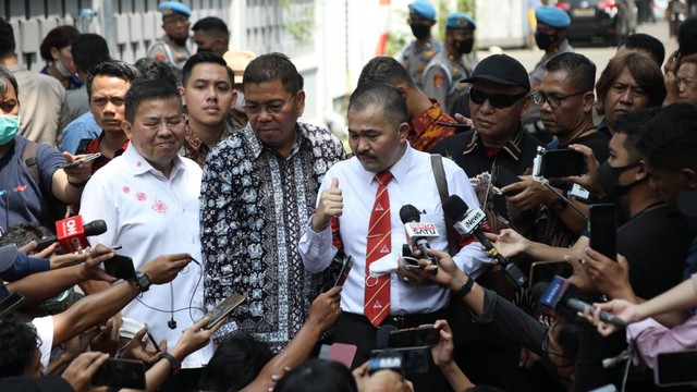 Tim kuasa hukum Brigadir Yosua meninggalkan tempat rekonstruksi di rumah dinas Irjen Ferdy Sambo usai ditolak oleh Dirtipidum Bareskrim Polri Brigjen Pol Andi Rian untuk memantau jalannya rekonstruksi, Selasa (30/8/2022). Foto: Aditia Noviansyah/kumparan