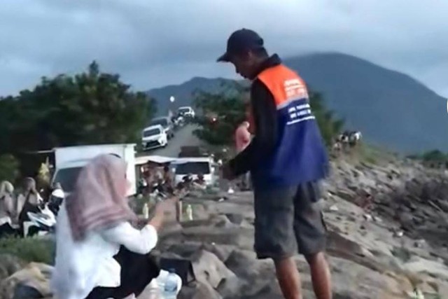 Tangkapan layar video viral di media sosial TikTok menampilkan seorang pria mengutip parkir ke pengunjung yang lagi duduk di tanggul batu pemecah ombak Pantai Ulee Lheue, Kota Banda Aceh.