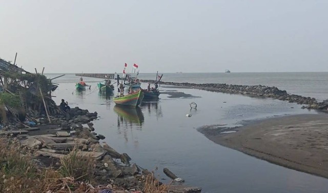 Kapal tradisional berukuran di bawah 5 GT kesulitan masuk dermaga Sungai Kalibacin, Tegalsari, Kota Tegal, Jawa Tengah karena sedimentasi, Senin (29/8/2022) (Foto Dok. Kelompok Nelayan Cracas Jaya Tegal)