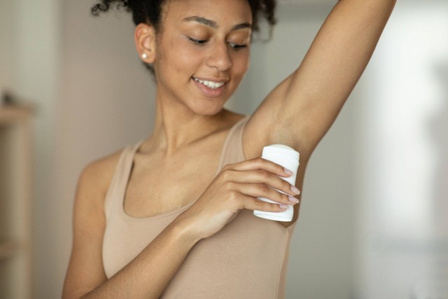 Ilustrasi perempuan menggunakan deodoran.
 Foto: Shutterstock