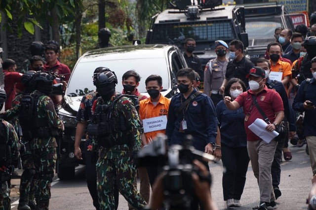 Tersangka Bharada E saat rekonstruksi di rumah pribadi Irjen Ferdy Sambo di Jalan Saguling, Duren Tiga, Jakarta Selatan (30/8/2022).
 Foto: Jamal Ramadhan/kumparan