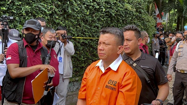 Tersangka pembunuhan berencana Brigadir Yosua, Irjen Ferdy Sambo, saat rekonstruksi ulang di rumah dinasnya, Kompleks Polri Duren Tiga, Jakarta Selatan, Selasa (30/8/2022). Foto: Jonathan Devin/kumparan