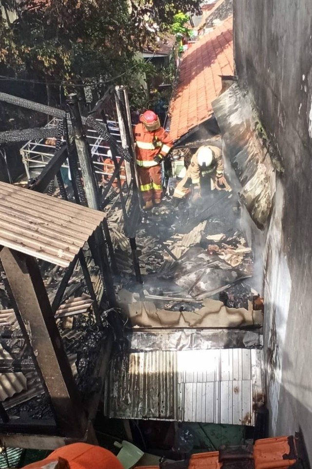 Kebakaran terjadi di pos balai RW Jalan Waspada gang 2, Kelurahan Bongkaran, Kecamatan Pabean Cantikan, Surabaya pada Selasa (30/8/2022). Foto: Command Center 112 Surabaya