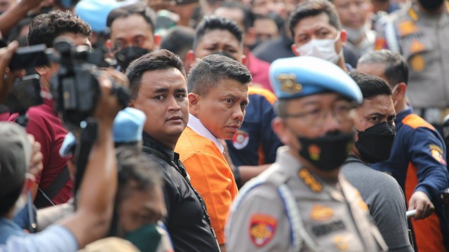 Tersangka pembunuhan berencana Brigadir Yosua, Irjen Ferdy Sambo, saat rekonstruksi ulang di rumah dinasnya, di Kompleks Polri Duren Tiga, Jakarta Selatan, Selasa (30/8/2022).
Foto: Aditia Noviansyah/kumparan