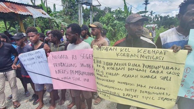 Warga dan keluarga korban pembunuhan dengan mutilasi di Timika yang meminta penegak hukum usut tuntas pelaku kriminal tersebut. (Foto Humas Polda Papu)