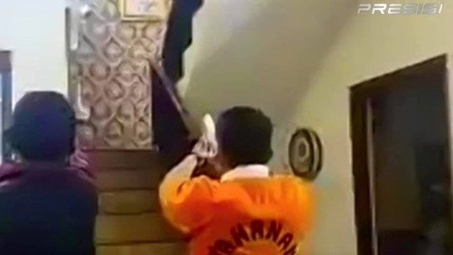 Irjen Ferdy Sambo dihadirkan saat rekonstruksi di rumah dinas di Duren Tiga, Jakarta Selatan (30/8/2022).
Foto: Youtube/Polri TV