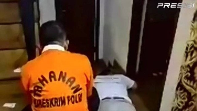 Irjen Ferdy Sambo dihadirkan saat rekonstruksi di rumah dinas di Duren Tiga, Jakarta Selatan (30/8/2022).
Foto: Youtube/Polri TV