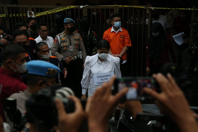 Ferdy Sambo dan Putri Candrawathi saat rekonstruksi di rumah dinasnya, di Kompleks Polri Duren Tiga, Jakarta Selatan, Selasa (30/8/2022).
 Foto: Aditia Noviansyah/kumparan