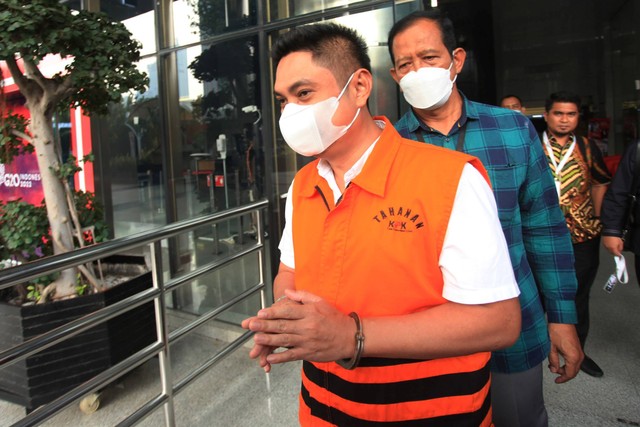 Tersangka kasus dugaan suap Mardani H Maming berjalan usai menjalani pemeriksaan di gedung KPK, Jakarta, Selasa (30/8/2022). Foto: Reno Esnir/ANTARA FOTO