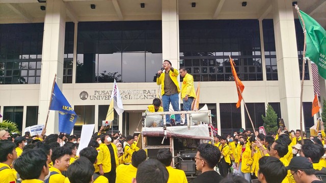 Ratusan mahasiswa yang tergabung dalam BEM UI saat aksi 1.000 hari kerja Rektor UI Ari Kuncoro di depan Gedung Rektorat UI, Depok.  Foto: Dok. Istimewa