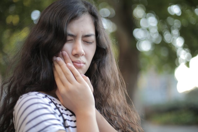 Gigi ngilu adalah gangguan pada mulut yang biasa diakibatkan oleh gigi sensitif. Foto: Pexels.com