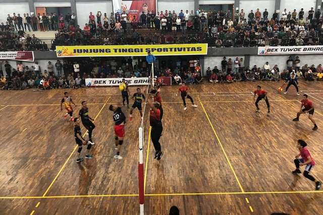 Pemain Proliga didatangkan untuk memperkuat tim tuan rumah Polres Aceh Barat pada Open Turnamen Bola Voli Kapolres Aceh Barat 2022 di Gedung Olahraga dan Seni (GOS) Meulaboh, Senin (29/8) malam. Foto: Siti Aisyah/acehkini