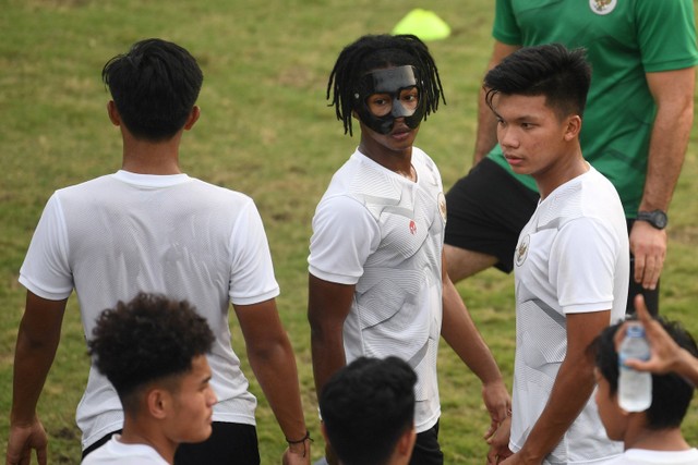 Pemain Timnas Indonesia U-19 Ronaldo Kwateh mengenakan pelindung wajah saat berlatih di Lapangan ABC, Senayan, Jakarta, Selasa (30/8/2022). Foto: Akbar Nugroho Gumay/ANTARA FOTO