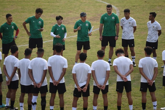 Pelatih Timnas Indonesia U-19 Shin Tae-yong (tengah) memberikan instruksi saat latihan di Lapangan ABC, Senayan, Jakarta, Selasa (30/8/2022).  Foto: Akbar Nugroho Gumay/ANTARA FOTO