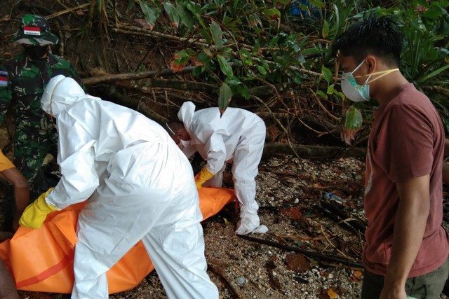 Penemuan mayat di pantai Pulau Haruku, Maluku Tengah, Selasa (30/8).  Foto: Dok. Istimewa