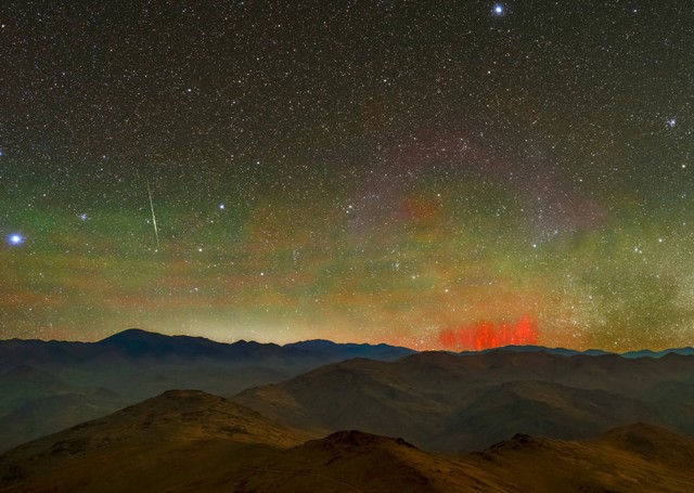 Fenomena sprite merah di atas Gurun Atacama, Chile. Foto: Zdenek Bardon/ESO