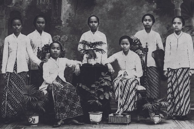 Potret para perempuan berbusana sarung dan kebaya diperkirakan di Jawa, sekitar 1910.  Foto: Shelfmark KITLV 118942