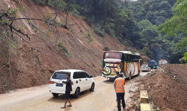 Situasi lalu lintas di titik longsor jalur Sitinjau Lauik, Kota Padang Sumbar. Selasa (30/8/2022). Ariyanti 