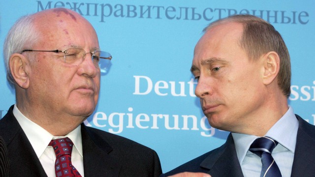 Presiden Rusia Vladimir Putin (kanan) berbicara dengan mantan Presiden Soviet Mikhail Gorbachev (kiri) sebelum konferensi pers bersama Kanselir Jerman Gerhard Schroeder dan Putin di kastil Gottorf di Schleswig, 21 Desember 2004. Foto: Alexander Nemenov/AFP