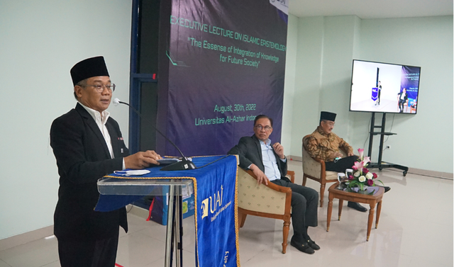 Memberikan sambutan saat kuliah umum bersama Dato’ Seri Dr. Anwar Ibrahim. Foto: dok. UAI