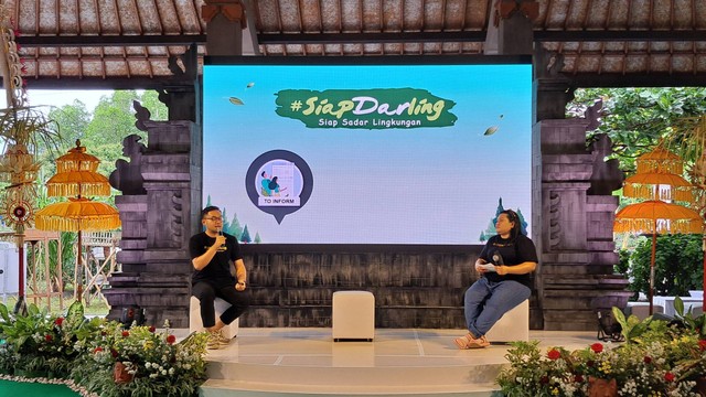 Sadar Lingkungan Squad (Darling Squad), komunitas yang dinaungi Bakti Lingkungan Djarum Foundation, akan mengeksekusi penanaman 5000 bibit mangrove di Denpasar, (31/8/2022). Foto: Rian Ramadhan/kumparan