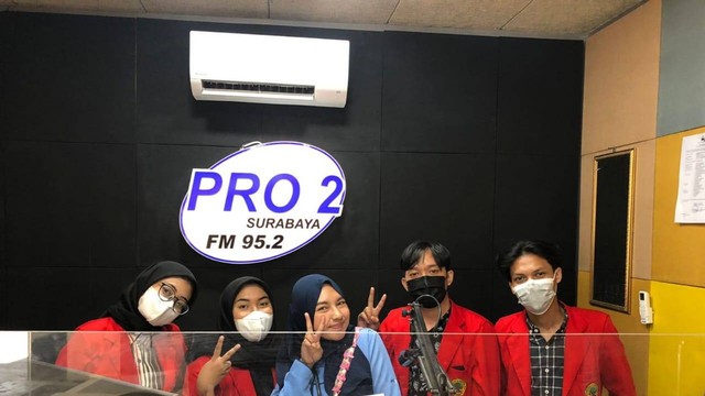 Dokumentasi Mahasiswa Magang pada RRI Pro 2 Surabaya 