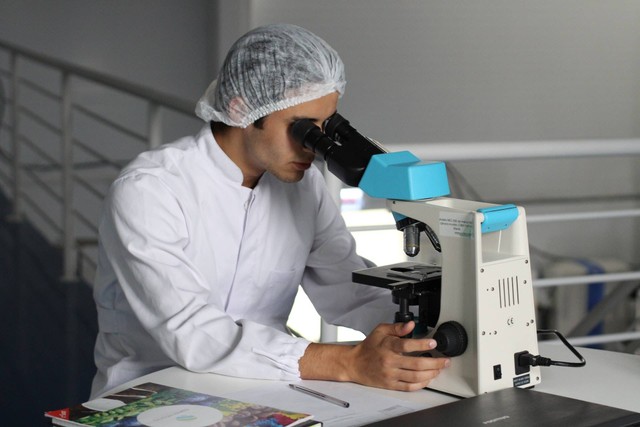 Ilustrasi jenis-jenis cabang ilmu biologi industri dan tujuannya, sumber foto Lucas Vasques on Unsplash