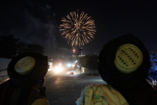 Pejuang Taliban berkumpul di jalan-jalan Kabul saat merayakan satu tahun penarikan pasukan AS dari Afghanistan, dekat bekas kedutaan AS di Kabul, Selasa (30/8/2022). Foto: Wakil Kohsar/AFP