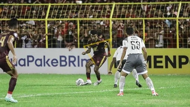 PSM Makassar melawan Persib Bandung di Liga 1. Foto: Instagram/@psm_makassar