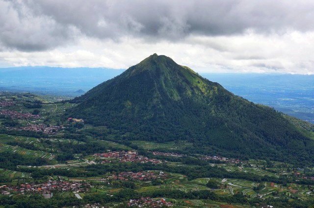 rute ke gunung telomoyo dari semarang. sumber foto : unsplash/inisial.