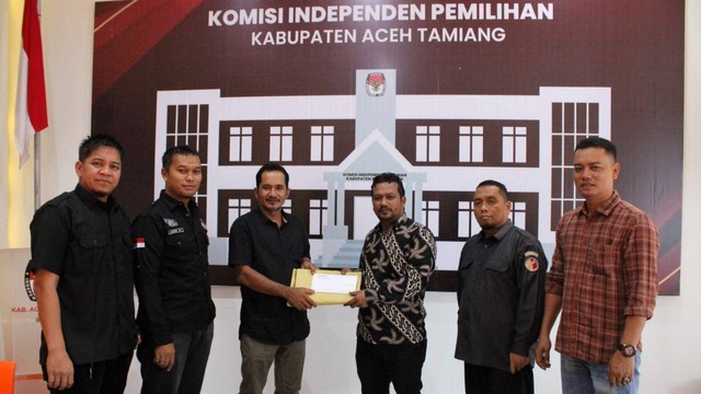 Imran (ketiga kanan) menyerahkan data dugaan kegandaan Parpol ke KIP Aceh Tamiang. Foto: dok. Imran