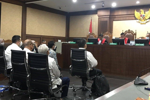 Lima terdakwa korupsi ekspor minyak goreng atau CPO menjalani sidang pembacaan dakwaan  di Pengadilan Negeri Jakarta Pusat, Rabu (31/8).  Foto: Hedi/kumparan
