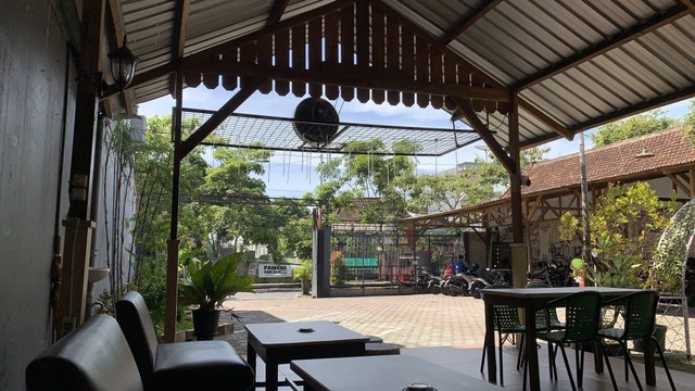 cafe dekat taman safari prigen