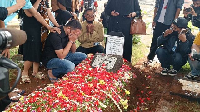 Ressa Herlambang saat prosesi pemakaman sang ibunda, TPU Kober, Jatinegara, Rabu (31/8/2022). Foto: Giovanni/kumparan