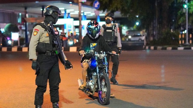 Polisi mengamankan kendaraan dalam razia knalpot bising di Solo, Selasa (30/08/2022) malam. FOTO: Agung Santoso