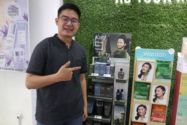 Billy Dharmawan Goputra, Brand Manager Kahf, saat ditemui di kompleks PT Paragon. (Foto: Herlianto. A)