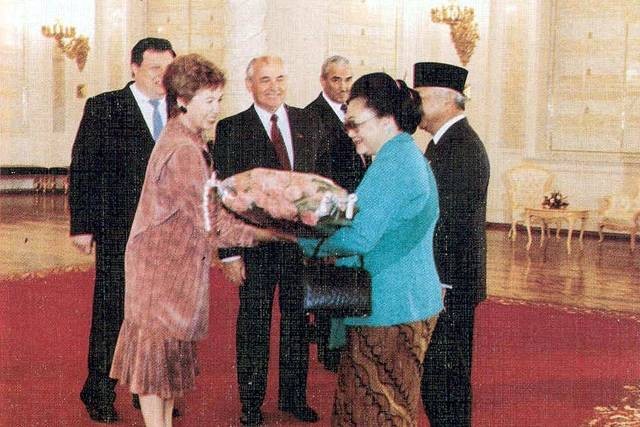 Ibu Tien Soeharto menerima karangan bunga dari Raisa Gorbachev disaksikan Presiden Gorbachev dan Presiden Soeharto di Moskow pada tahun 1989. Foto: Perpusnas